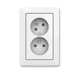 Zoni® zásuvka dvojnásobná s clonkami a natočenou dutinou 5513T-C02357 500 bílá ABB