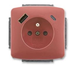 Tango® zásuvka jednonásobná s kolíkem, clonkami a nabíjením USB-A, USB-C 5569A-A32357 R2 vřesová červená ABB