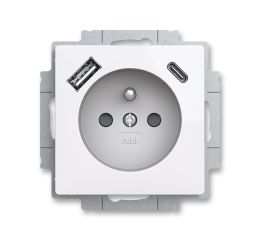 Zoni® zásuvka jednonásobná s kolíkem, clonkami a nabíjením USB-A, USB-C 5569T-A32357 500 bílá ABB