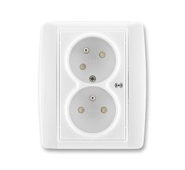 Element® zásuvka dvojnásobná s ochrannými kolíky, clonkami, natočenou dutinou, ochranou před přepětím 5583E-C02357 03 bílá/bílá ABB