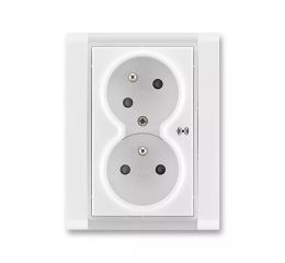 Time® zásuvka dvojnásobná s ochrannými kolíky, clonkami, natočenou dutinou a ochranou před přepětím (akustická signalizace) 5583F-C02357 01 bílá/ledová bílá ABB