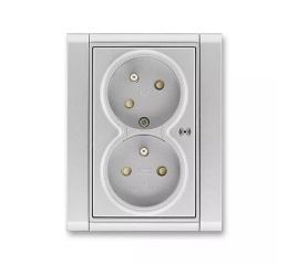 Time® zásuvka dvojnásobná s ochrannými kolíky, clonkami, natočenou dutinou a ochranou před přepětím (akustická signalizace) 5583F-C02357 08 titanová ABB