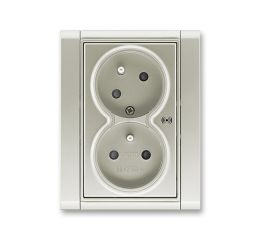 Time® zásuvka dvojnásobná s ochrannými kolíky, clonkami, natočenou dutinou a ochranou před přepětím (akustická signalizace) 5583F-C02357 32 starostříbrná ABB