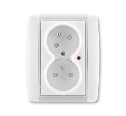 Element® zásuvka dvojnásobná s ochrannými kolíky, clonkami, natočenou dutinou, ochranou před přepětím 5593E-C02357 01 bílá/ledová bílá ABB