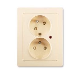 Swing®L zásuvka dvojnásobná s ochrannými kolíky, clonkami, natočenou dutinou a ochranou před přepětím 5593J-C02357 C1 krémová ABB