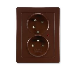 Swing®L zásuvka dvojnásobná s ochrannými kolíky, clonkami, natočenou dutinou a ochranou před přepětím 5593J-C02357 H1 hnědá ABB