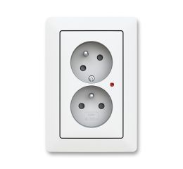 Zoni® zásuvka dvojnásobná s clonkami, natočenou dutinou a ochranou před přepětím 5593T-C02357 240 matná bílá ABB